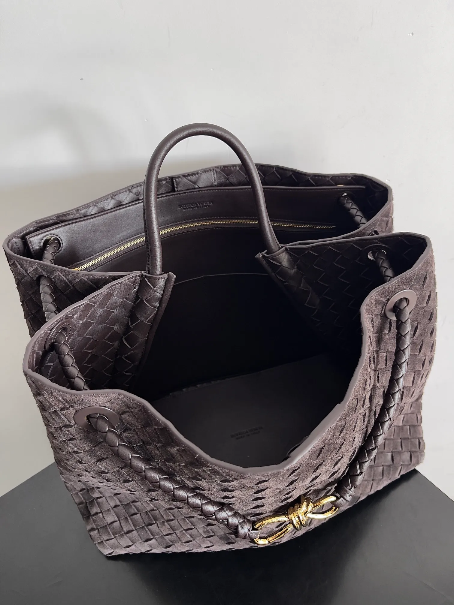 Batch 3760 Recently, the same style of bag that celebrities love is both high-end and practical. Michelle Yeoh, Kim Namjoon, Jing Boran, Tong Liya, Sun Qian, Wu Qianyu, Du Juan, Ma Yili and Bai Baihe are all carrying Bottega Veneta summer series Andiamo handbags. Andiamo has a simple structure and rounded lines. The whole piece is made of Nappa leather. It is comfortable, soft and dynamic. It adds interest to daily life and can be easily matched with various styles. Andiamo handbags are available in three sizes: small, medium and large. There are many colors to choose from, which can meet different needs. You can really carry it whether it is daily or attending events. Style number: 743575 Size: 45*22*34cm